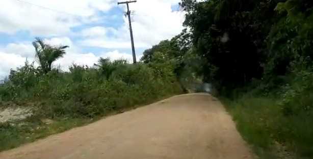 Camacã: Prefeito Paulo do Gás acompanha a recuperação da estrada do Km 2